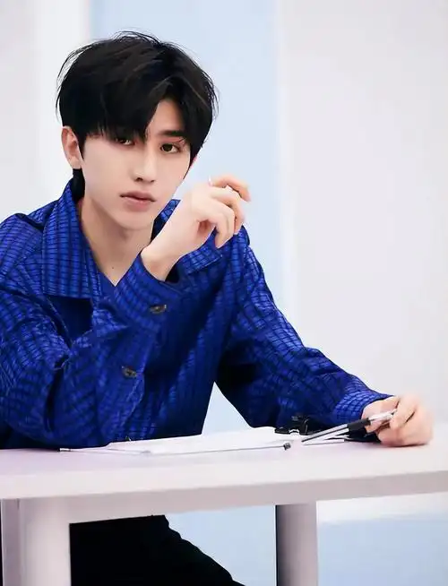 疑圈内人曝蔡徐坤私生活混乱,在深圳还睡过两个,两三分钟就结束