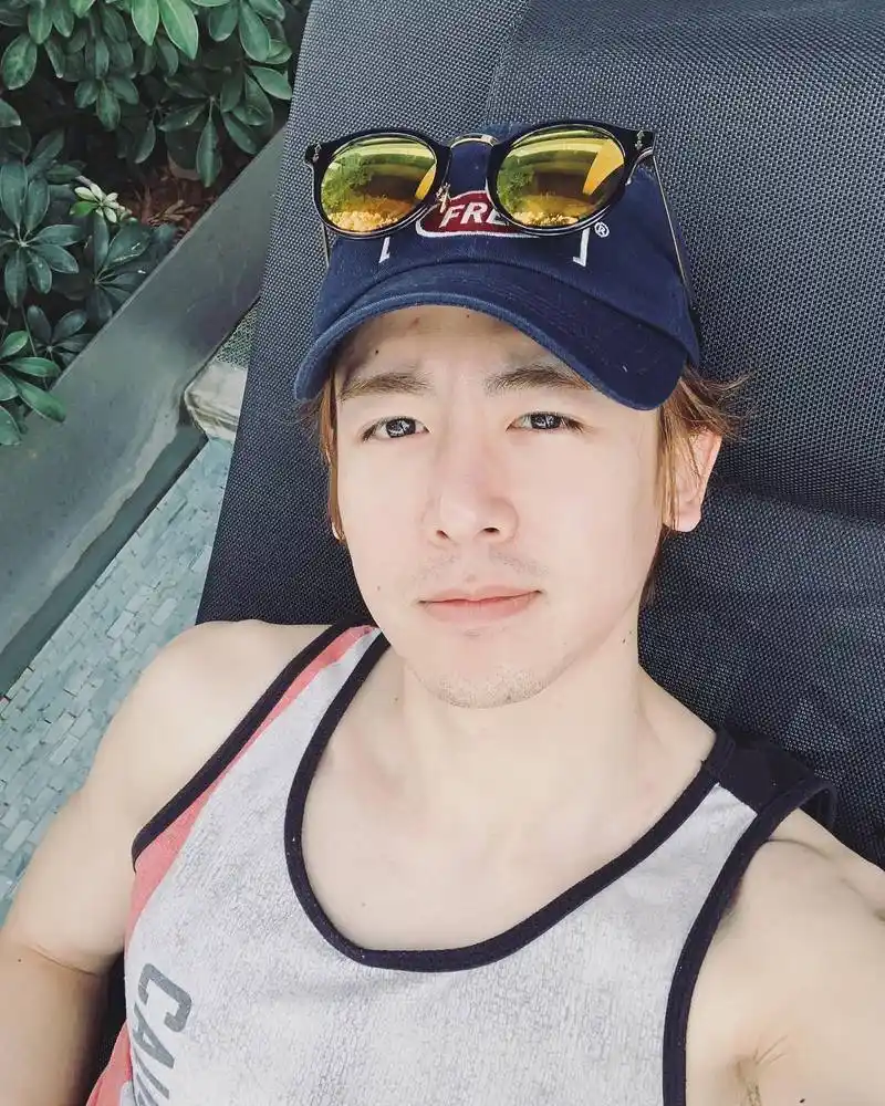 在泳池边喝着鸡尾酒 休假中的尼坤献上新鲜维生素d