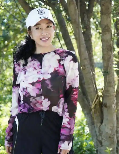 刘晓庆都71岁奶奶,还剪齐刘海穿少女格子裙,却意外的年轻漂亮!