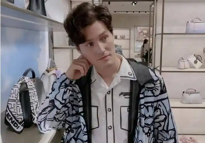 周华健"老儿子"周厚安年轻了,剪去长发剃掉胡须,不再像40岁_康粹_大