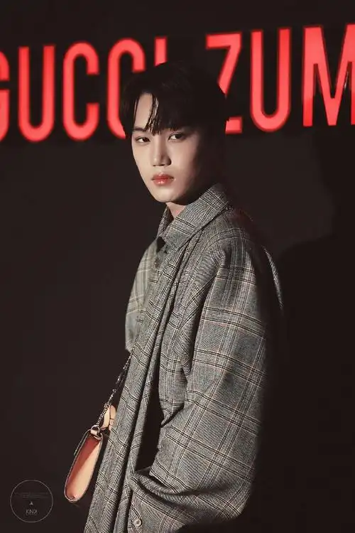 宛若天神降临!kai受邀出席gucci趴展现致命魅力_zumi