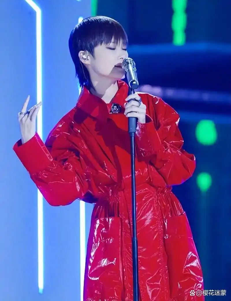 5位超女现状:李宇春身患重病,何洁卑微求浪姐,张靓颖竟被骗6亿