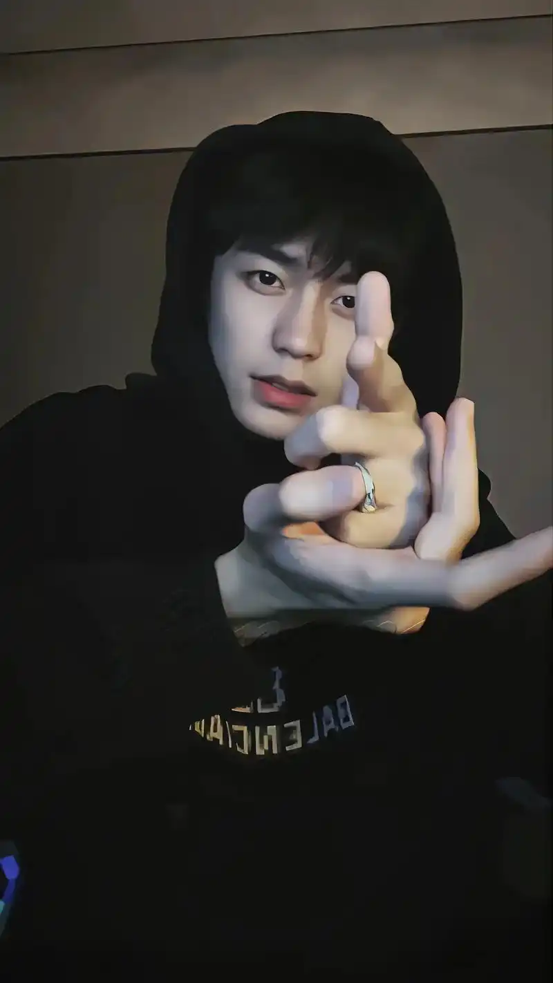 "男友壁纸"#余庆伟 #人鱼线的pdd #不是老余 #壁纸  - 抖音