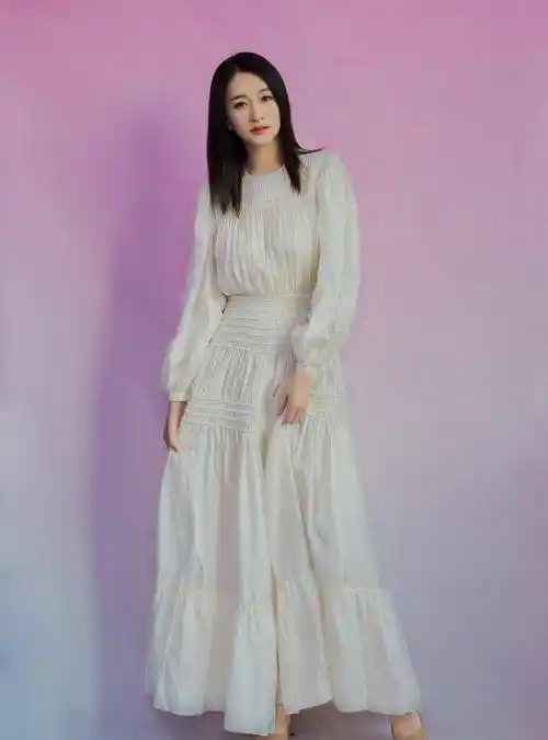 44岁李小冉低身材裙走红毯,3d身材成全场焦点,荧荧珠光太闪耀_造型