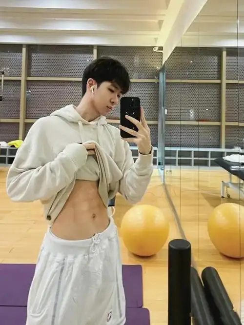 00后奶帅运动小奶狗,奶白腹肌嫩到发光_网易订阅