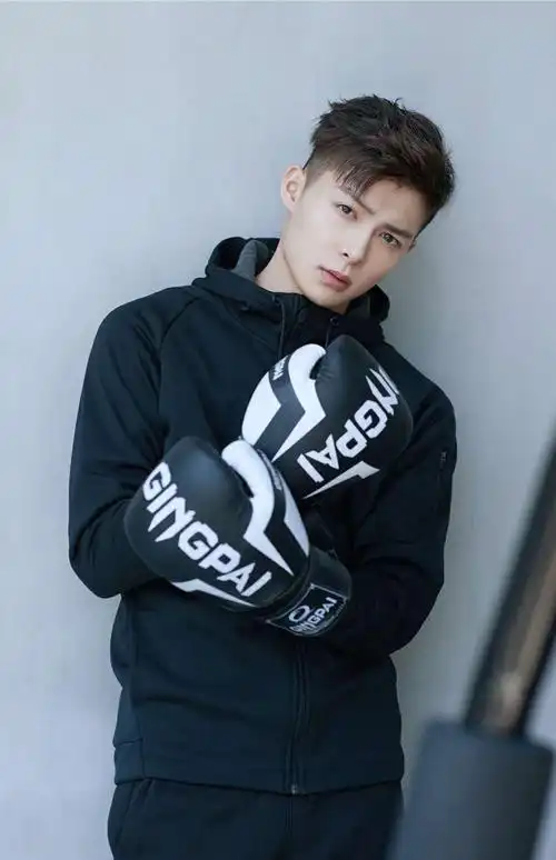 简介:张铭恩休闲帅气运动风写真图片,分享一组张铭恩图片给大家,图中