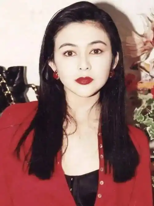 关之琳的美貌无可挑剔,代表了近百年香港明星美貌的巅峰.