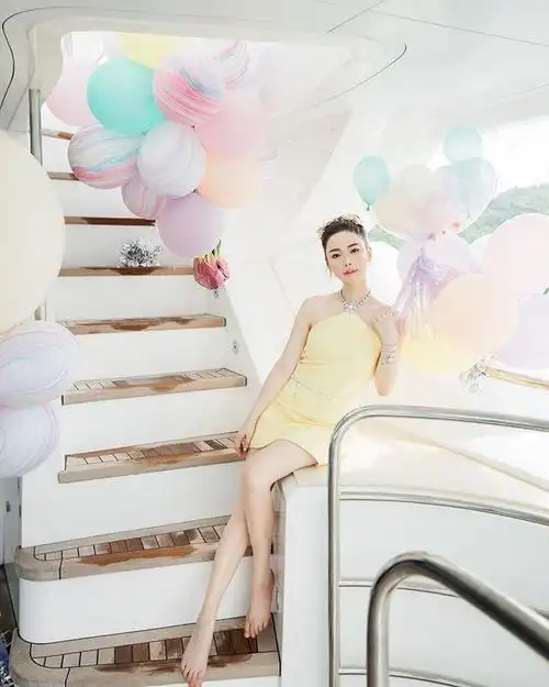 方媛参加船趴陪闺蜜庆生,束腰吊带裙尽显好身材,完全不像二娃妈妈