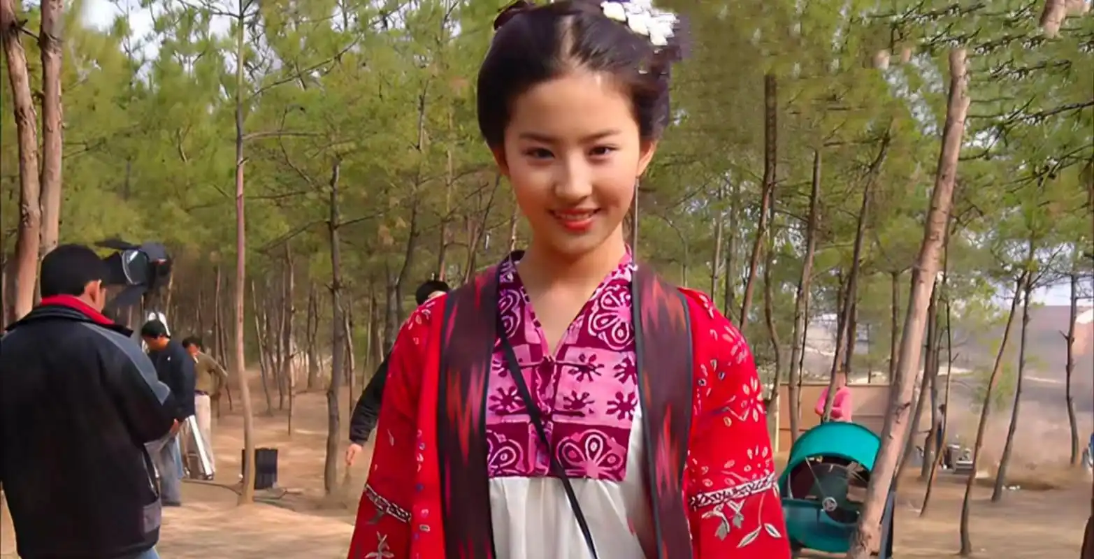 《仙剑三》刘亦菲超高清旧照,奇装异服轻松驾驭,永远为16岁的赵灵儿