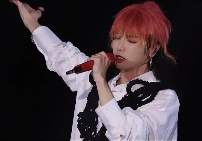 华晨宇超话part2下颌线,喉结,手腕,手指,还有小拳头#2023华晨宇火星