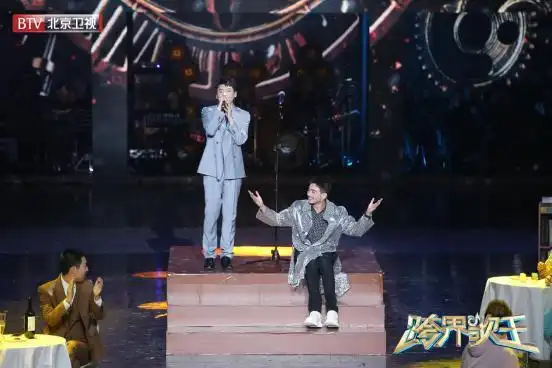 隔壁老樊跨界歌王与杨烁合作 演唱《多想再平庸的生活拥抱你》