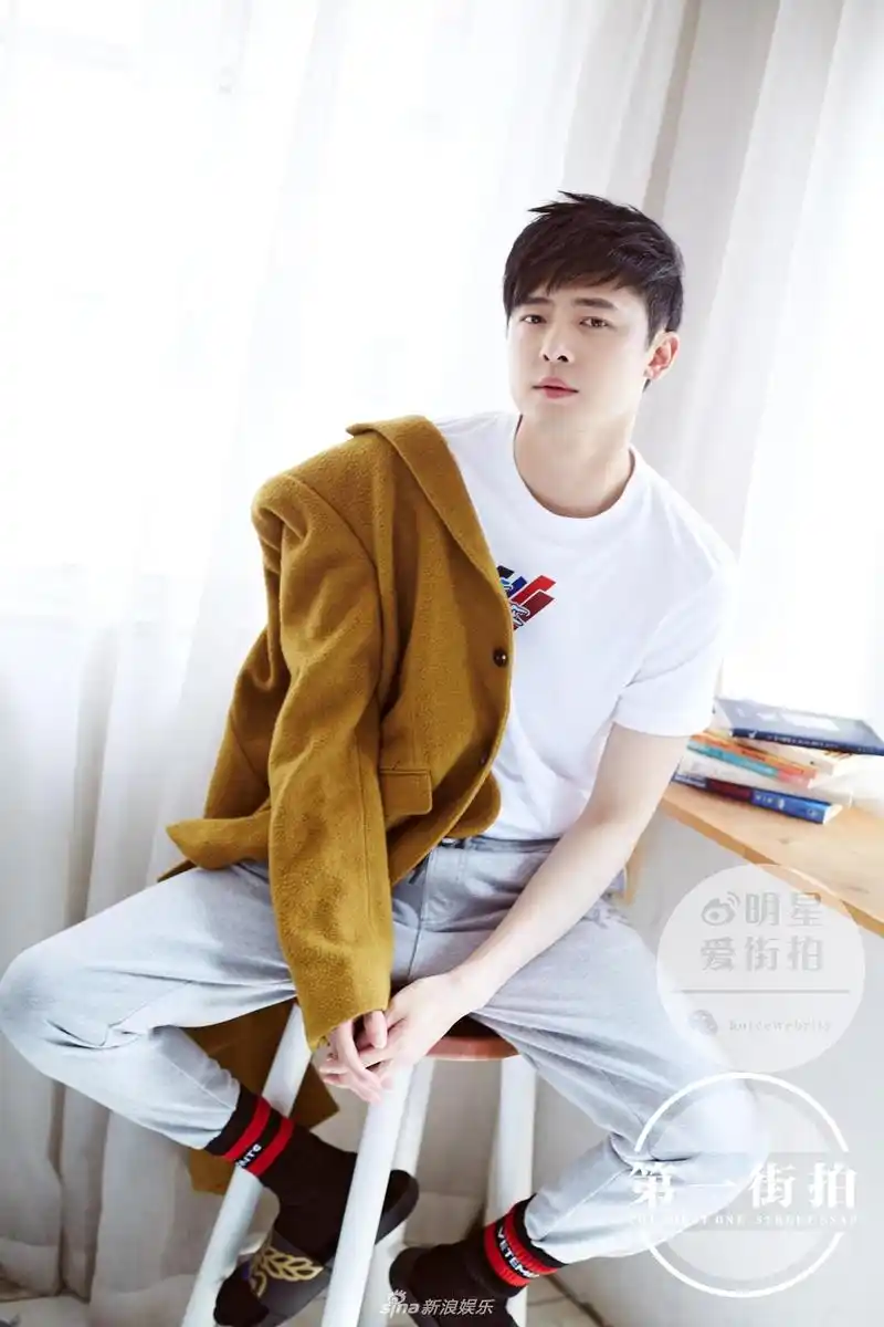 组图:付辛博"低头杀"甜蜜爆表 型男玩转街头时尚