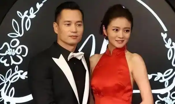 安以轩内心可能同样充满传统女性的温柔与善良,她生活的核心愿景不过