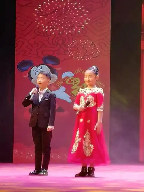 这小主持人,声音圆润甜美,站姿标准规范.台上一分钟,台下几年功!