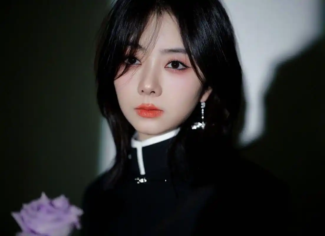 谭松韵的新中式穿搭图来了,与往日甜美可爱的打扮不同,这一次多了一份