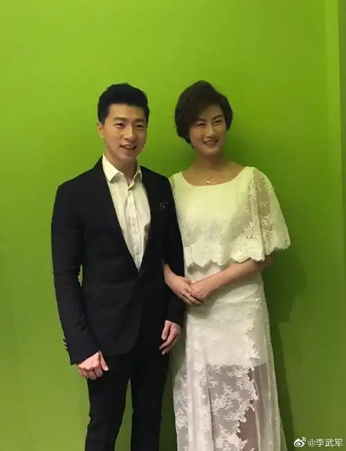 丁宁早年的白裙照气质凸显,一头短发身材苗条,手挽马龙郎才女貌