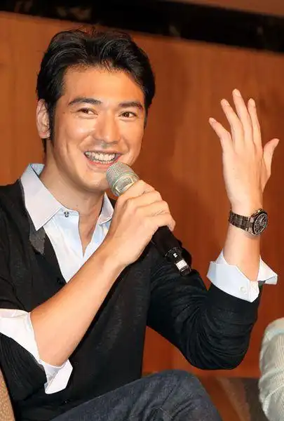 金城武秀空空的双手澄清结婚传闻.