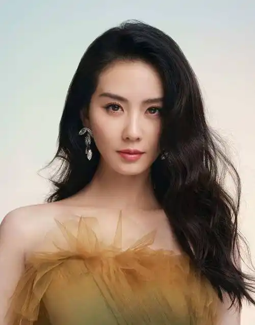 36岁刘诗诗生日大片曝光,身穿修身裙秀曼妙身材,逆龄颜值超吸睛_照片