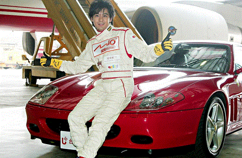 专业赛车手在大马路上撞绿化带是时候重新认识一下林志颖了