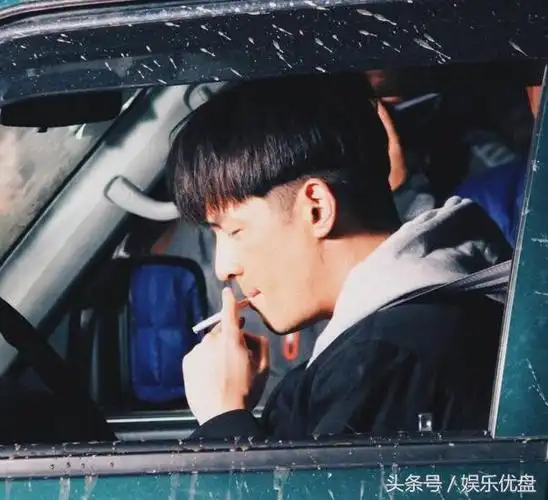 坐在车中的胡歌猛吸烟,看来憋了好久啊娱乐圈老烟鬼系列——胡歌专题