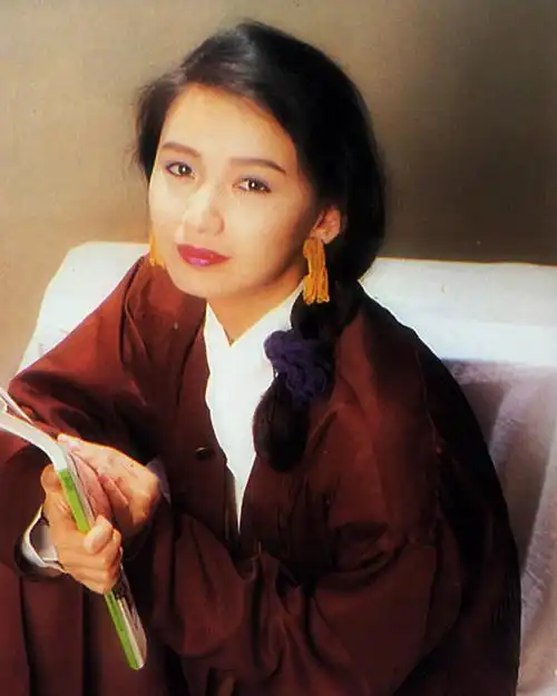 p>曾华倩 i>(margie tsang) /i>,1965年8月6日出生于香港,中国香港女