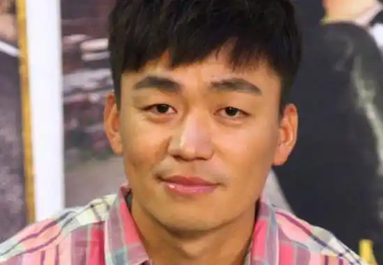 原创盘点王宝强早期的照片从图3之后王宝强就没了从前的笑容