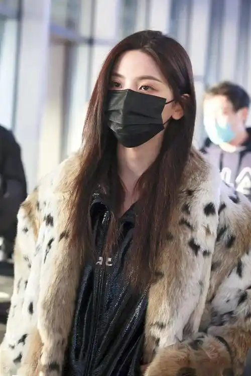 街拍:杨超越皮草外套 黑色皮夹克 雪地靴时尚奢华_北京_机场_裤子