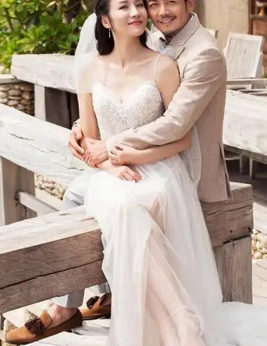 杨烁妻子王黎雯真时髦,穿宽松卫衣搭配牛仔裤,活力清新哪像34岁