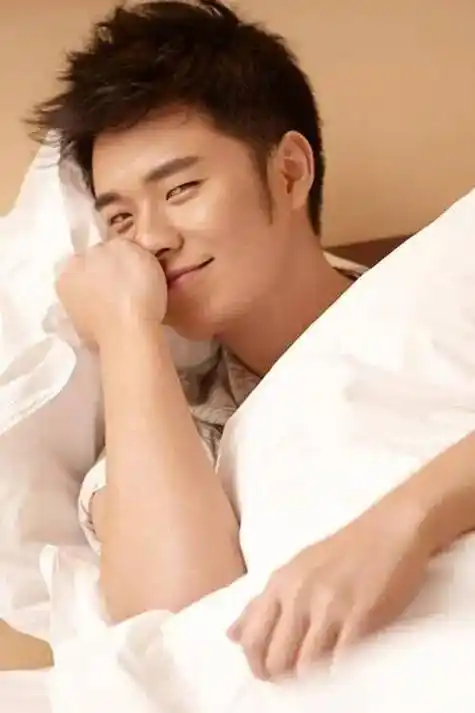 多年过去,陈赫的事业却步入了高峰期,电影综艺全面开花,他的笑容在