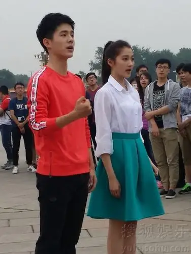 朝气蓬勃!刘昊然关晓彤现身天安门参加活动