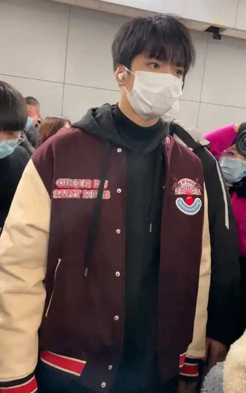 刘耀文#生截一下早期的耀文机场tt,鼻梁高眼睛大,特别漂亮的小孩06