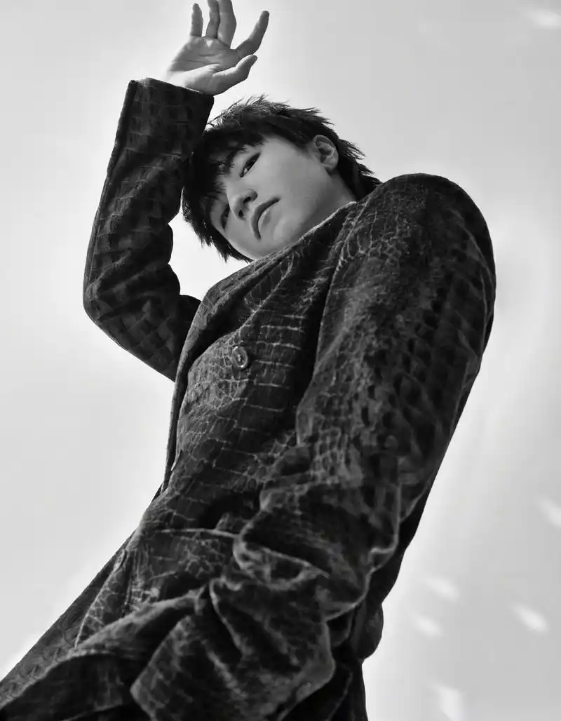 王俊凯《时尚先生》封面首发,光影中的小凯告诉大家什么是少年初长成!