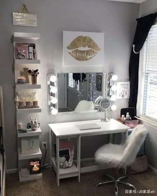 做成多功能一体式的展示柜 成功解决化妆品的摆放难题 卫生间够大