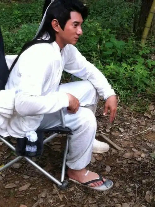 《新白发魔女传》将转场拍摄 吴奇隆带伤拍戏(图)