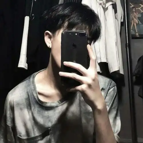 手机控男生自拍头像高清超帅图片