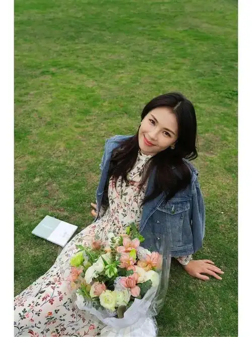 刘涛带火了2024年春季穿搭牛仔外套碎花裙马丁靴洋气又减龄