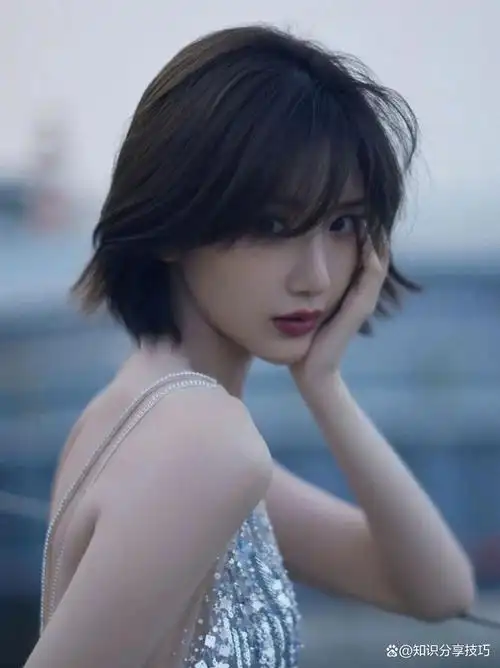 毛晓彤,以其清新脱俗的气质和多变的形象在娱乐圈广受瞩目.