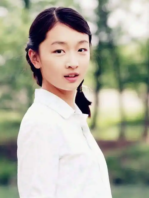 31岁周冬雨笑对网上谩骂!