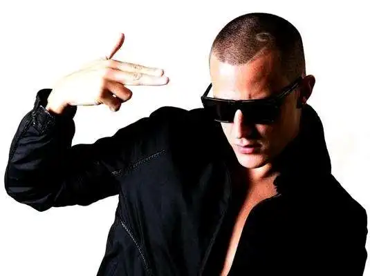 关于19百大dj第16名dj snake"蛇叔"(与热爱电音朋友一起收集资料写的)