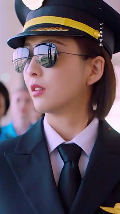 佟丽娅 机长造型走路带风超帅,简直太爱了 #爱的厘米