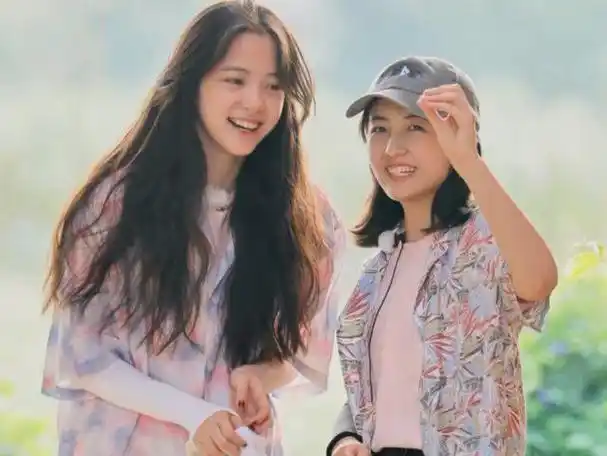 欧阳娜娜张子枫微博互动(欧阳娜娜直播庆生)