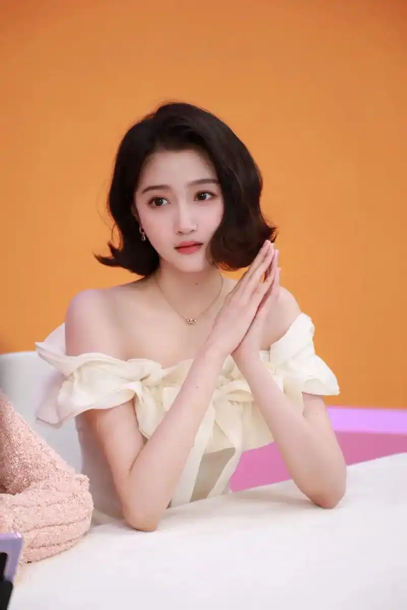 关晓彤短发造型 今日直播look,白色露肩花朵裙,裙边 - 抖音