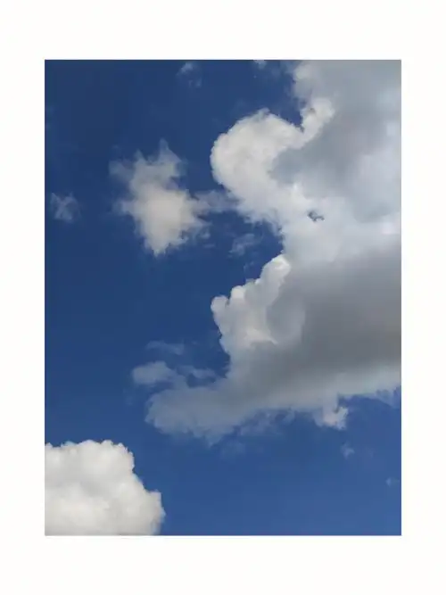 无滤镜的蔚蓝色天空