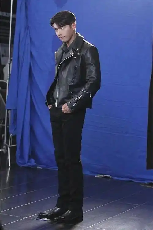 玄彬还偏爱在冬季选择这种晋升的针织衫毛衣款式,整体搭配上大背头的