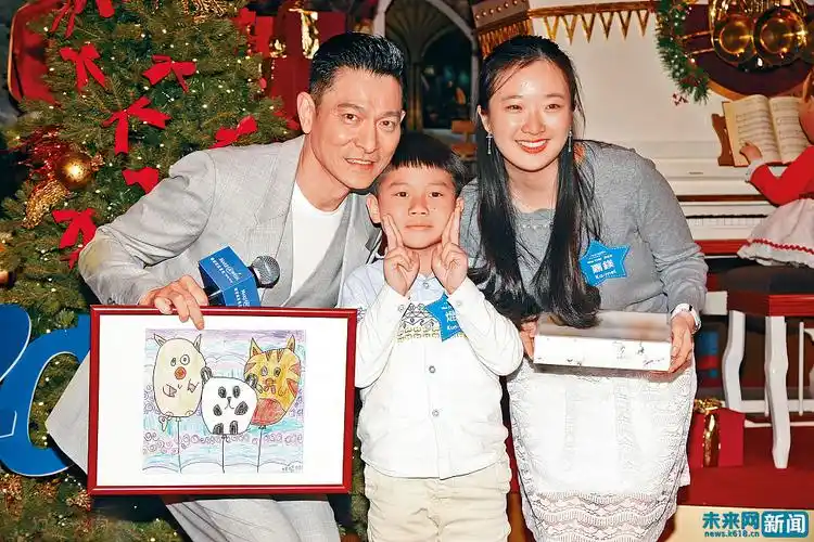 【鼎盛表业娱乐报道】刘德华"一家三口""与受助儿童卖萌摆pose变老