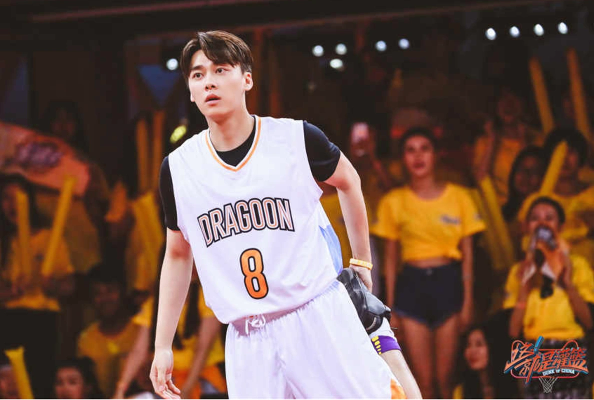 李易峰上场打球引期待 j-team与龙骑士激烈酣战