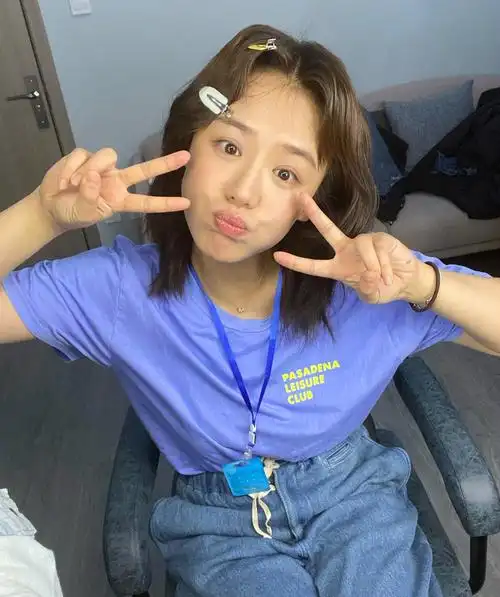 马思纯素颜出镜,嘟嘴,剪刀手卖萌,庆祝开工