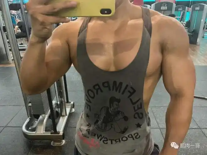 厚实的大胸肌了小哥身上最漂亮的部位就是而在粉丝们眼里▼看了就让人