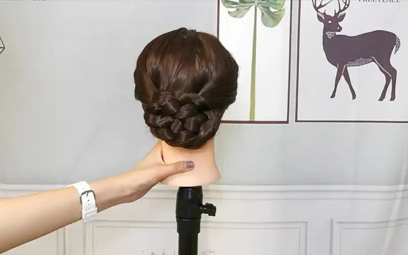 【减龄发型】40岁左右的妈妈这样盘发,简约时尚显气质,无论穿什么衣服