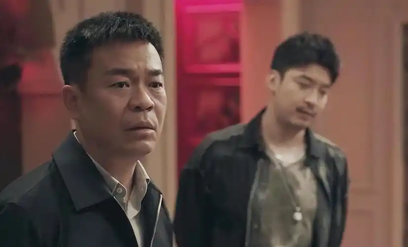 张嘉译的妻子王海燕和孙浩是从小一起玩大的发小,关系还十分好,后来